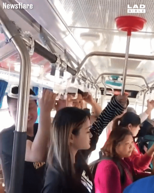 Góc sáng tạo: Xe buýt đông đúc hết chỗ bám, chị gái tỉnh bơ lấy luôn cây thông tắc bồn cầu làm tay cầm - Ảnh 3.