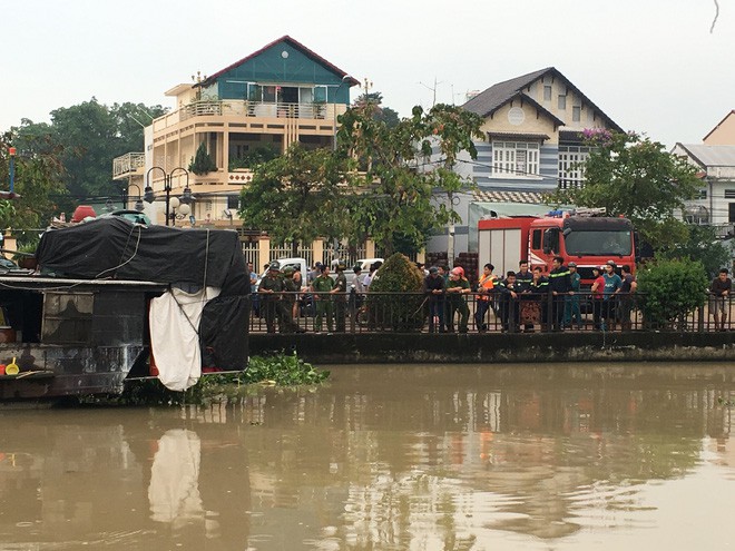 Hơn 2 giờ bao vây kẻ ngáo đá kề dao vào cổ cô gái trên ghe - Ảnh 2. Hơn 2 giờ bao vây kẻ ngáo đá kề dao vào cổ cô gái trên ghe - Ảnh 2.