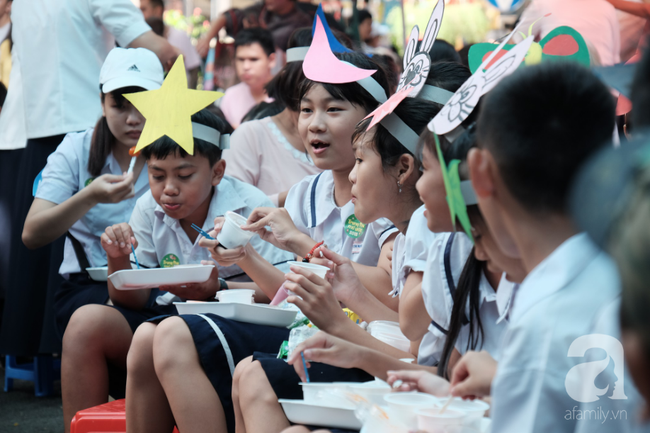Nghẹn l&ograve;ng nghe ước mơ của c&aacute;c b&eacute; khiếm thị đi chơi Trung thu: &ldquo;Con muốn được s&aacute;ng mắt để thấy lồng đ&egrave;n như c&aacute;c bạn&rdquo; - Ảnh 6.