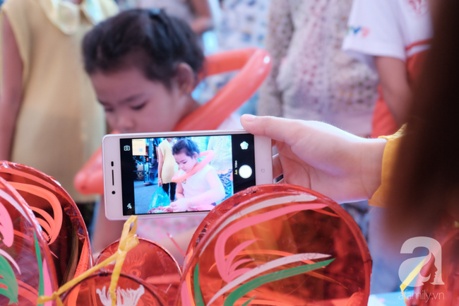 Nghẹn l&ograve;ng nghe ước mơ của c&aacute;c b&eacute; khiếm thị đi chơi Trung thu: &ldquo;Con muốn được s&aacute;ng mắt để thấy lồng đ&egrave;n như c&aacute;c bạn&rdquo; - Ảnh 8.