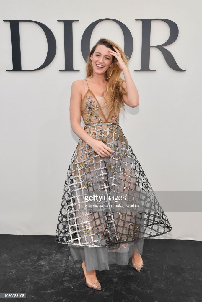 Cùng sửa váy cho kín đáo: Triệu Lệ Dĩnh như diện hàng Taobao, Blake Lively lại đẳng cấp khác “một trời một vực” - Ảnh 7.