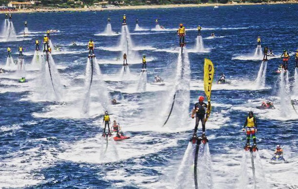 Ván trượt bay phản lực của Doraemon xuất hiện ngoài đời thực: Tốc độ tối đa 165 km/h, bay vèo vèo trên biển dễ như bỡn - Ảnh 2. Ván trượt bay phản lực của Doraemon xuất hiện ngoài đời thực: Tốc độ tối đa 165 km/h, bay vèo vèo trên biển dễ như bỡn - Ảnh 2.