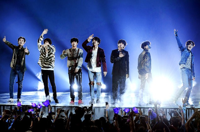 Top 10 nhóm nhạc Kpop đi tour cá kiếm nhiều nhất: BTS chỉ đứng cuối bảng, 2 vị trí đầu khá dễ đoán - Ảnh 3.