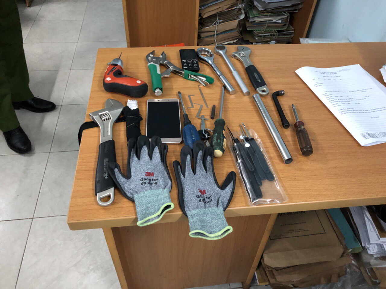 Hai siêu trộm cùng bộ đồ nghề khủng chuẩn bị trộm nhà đại gia Sài Gòn thì bị hình sự bắt giữ - Ảnh 2. Hai siêu trộm cùng bộ đồ nghề khủng chuẩn bị trộm nhà đại gia Sài Gòn thì bị hình sự bắt giữ - Ảnh 2.