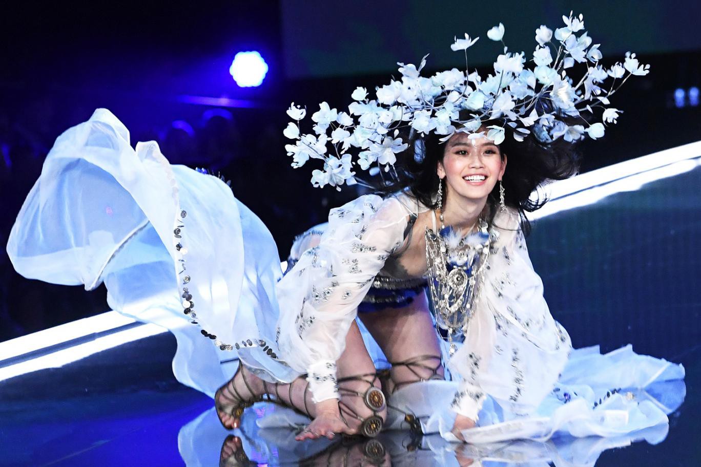 Danh sách 59 người mẫu của Victorias Secret Show 2018: Ming Xi tiếp tục diễn sau cú ngã năm ngoái, thiên thần Behati tái xuất - Ảnh 5. Danh sách 59 người mẫu của Victorias Secret Show 2018: Ming Xi tiếp tục diễn sau cú ngã năm ngoái, thiên thần Behati tái xuất - Ảnh 5.