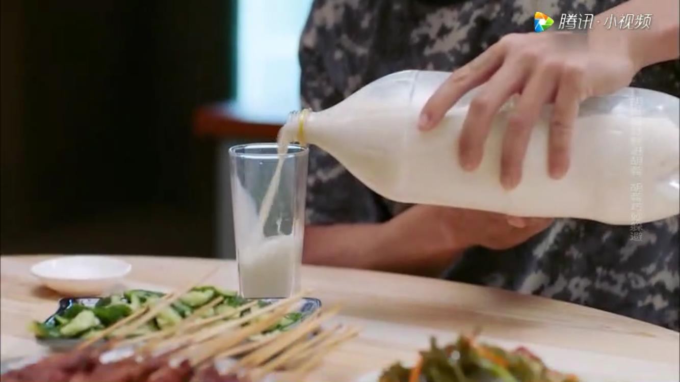 Trần Vỹ Đình như dành cả thanh xuân để uống sữa trong Niên Đại Tranh Hồng - Ảnh 2. Trần Vỹ Đình như dành cả thanh xuân để uống sữa trong Niên Đại Tranh Hồng - Ảnh 2.