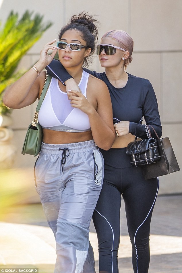 Kylie Jenner diện đồ thể thao b&oacute; s&aacute;t khoe đường cong đầy gợi cảm b&ecirc;n si&ecirc;u xe sang chảnh - Ảnh 1.