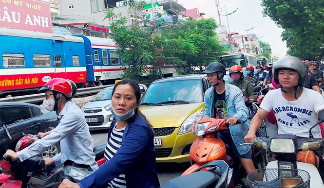 Tàu hỏa va chạm xe máy khiến nhiều phố Hà Nội tắc kéo dài - Ảnh 5. Tàu hỏa va chạm xe máy khiến nhiều phố Hà Nội tắc kéo dài - Ảnh 5.