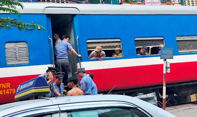 Tàu hỏa va chạm xe máy khiến nhiều phố Hà Nội tắc kéo dài - Ảnh 6. Tàu hỏa va chạm xe máy khiến nhiều phố Hà Nội tắc kéo dài - Ảnh 6.