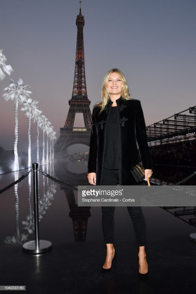Lee Sung Kyung chân bé xíu, Lindsay “lép vế” trước Rosie Huntington-Whiteley tại show Saint Laurent - Ảnh 7. Lee Sung Kyung chân bé xíu, Lindsay “lép vế” trước Rosie Huntington-Whiteley tại show Saint Laurent - Ảnh 7.