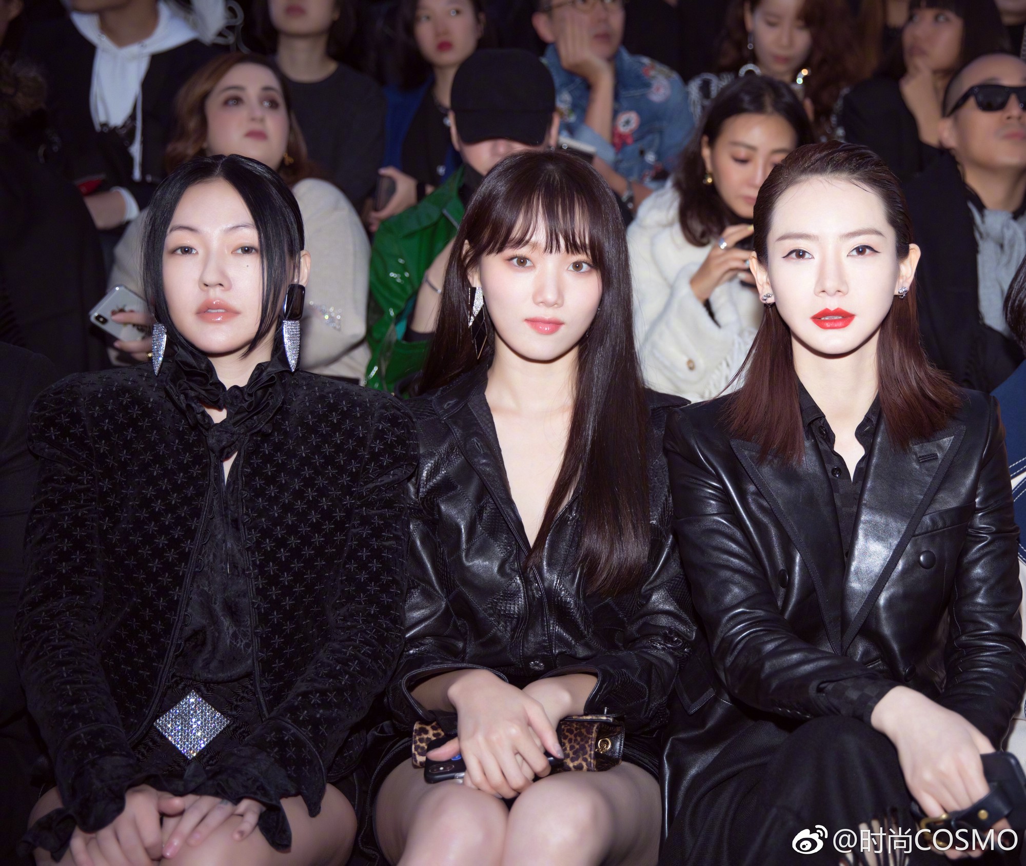 Lee Sung Kyung chân bé xíu, Lindsay “lép vế” trước Rosie Huntington-Whiteley tại show Saint Laurent - Ảnh 4. Lee Sung Kyung chân bé xíu, Lindsay “lép vế” trước Rosie Huntington-Whiteley tại show Saint Laurent - Ảnh 4.