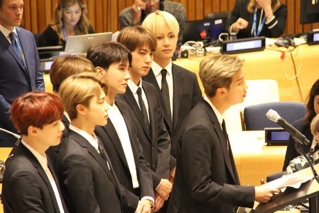 Thánh tiên đoán Suga (BTS): Phán Jin nổi tiếng thế giới vì điển trai, ai ngờ chuyện thành thật ngay tại Liên Hợp Quốc - Ảnh 1. Thánh tiên đoán Suga (BTS): Phán Jin nổi tiếng thế giới vì điển trai, ai ngờ chuyện thành thật ngay tại Liên Hợp Quốc - Ảnh 1.