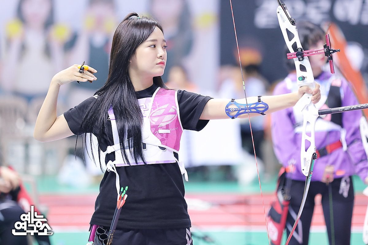 Irene giúp cả dàn Idol được khao gà rán với tài bắn cung "bách phát bách trúng" 2 Irene giúp cả dàn Idol được khao gà rán với tài bắn cung bách phát bách trúng - Ảnh 2.