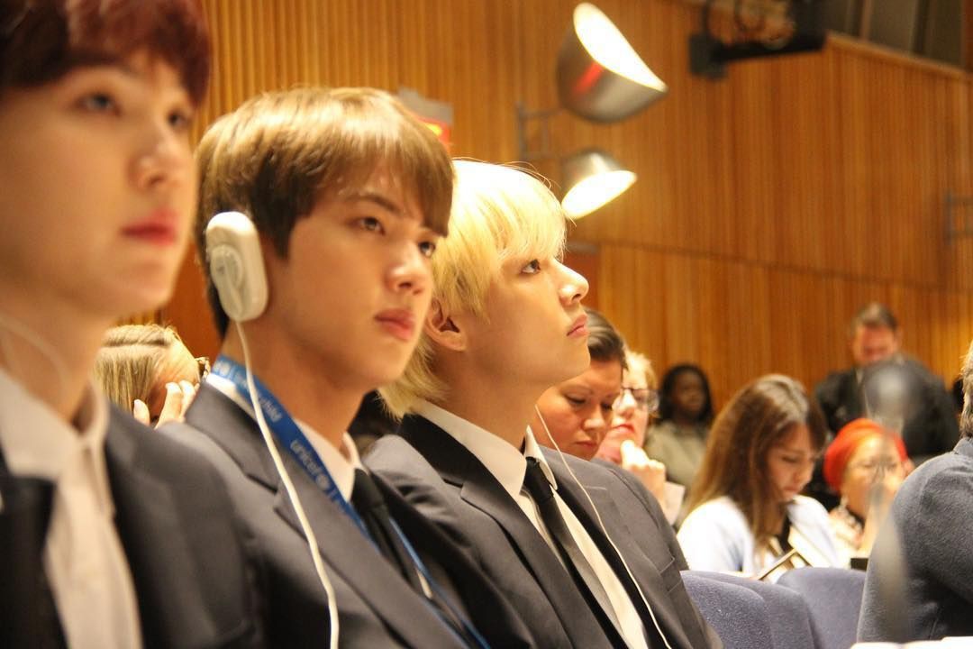 Thánh tiên đoán Suga (BTS): Phán Jin nổi tiếng thế giới vì điển trai, ai ngờ chuyện thành thật ngay tại Liên Hợp Quốc - Ảnh 2. Thánh tiên đoán Suga (BTS): Phán Jin nổi tiếng thế giới vì điển trai, ai ngờ chuyện thành thật ngay tại Liên Hợp Quốc - Ảnh 2.