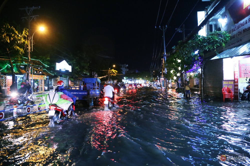 Nữ sinh ở Sài Gòn loạng choạng, suýt té vì ô tô di chuyển tạo sóng trên đường ngập như sông - Ảnh 4. Nữ sinh ở Sài Gòn loạng choạng, suýt té vì ô tô di chuyển tạo sóng trên đường ngập như sông - Ảnh 4.