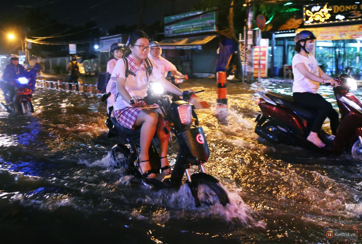 Nữ sinh ở Sài Gòn loạng choạng, suýt té vì ô tô di chuyển tạo sóng trên đường ngập như sông - Ảnh 9. Nữ sinh ở Sài Gòn loạng choạng, suýt té vì ô tô di chuyển tạo sóng trên đường ngập như sông - Ảnh 9.
