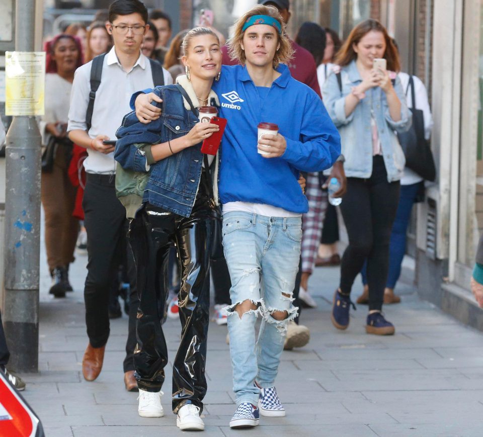Justin Bieber và Hailey Baldwin bị bắt gặp đứng xem đám cưới người khác trước khi tổ chức hôn lễ của chính mình - Ảnh 5. Justin Bieber và Hailey Baldwin bị bắt gặp đứng xem đám cưới người khác trước khi tổ chức hôn lễ của chính mình - Ảnh 5.