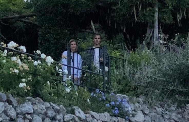 Justin Bieber và Hailey Baldwin bị bắt gặp đứng xem đám cưới người khác trước khi tổ chức hôn lễ của chính mình - Ảnh 1. Justin Bieber và Hailey Baldwin bị bắt gặp đứng xem đám cưới người khác trước khi tổ chức hôn lễ của chính mình - Ảnh 1.