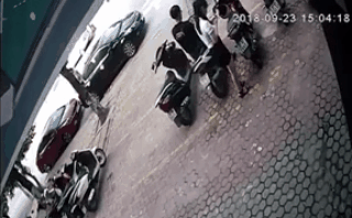 T&agrave;i xế &ocirc; t&ocirc; tho&aacute;t chết kh&oacute; tin khi bị xe kh&aacute;c nổ lốp, đ&acirc;m trực diện - Ảnh 1.