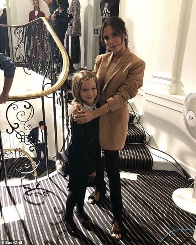 Victoria Beckham bật m&iacute; về th&oacute;i quen điệu đ&agrave; của Harper: Trước khi ăn trưa đều phải vuốt t&oacute;c thật đẹp - Ảnh 1.