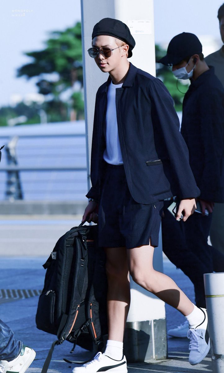 RM (BTS) luôn mang hai vật bất ly thân này ra đường nhưng không phải fan nào cũng nhận ra - Ảnh 1. RM (BTS) luôn mang hai vật bất ly thân này ra đường nhưng không phải fan nào cũng nhận ra - Ảnh 1.