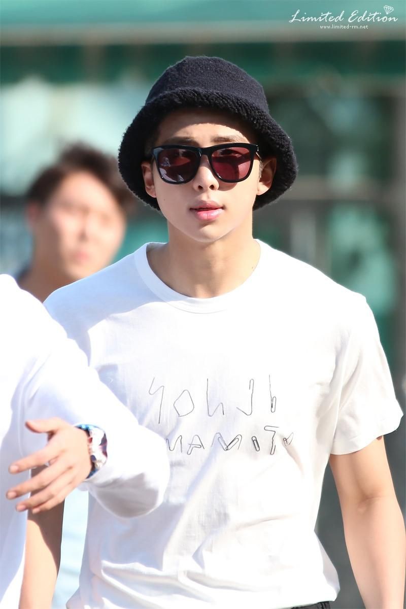 RM (BTS) luôn mang hai vật bất ly thân này ra đường nhưng không phải fan nào cũng nhận ra - Ảnh 3. RM (BTS) luôn mang hai vật bất ly thân này ra đường nhưng không phải fan nào cũng nhận ra - Ảnh 3.
