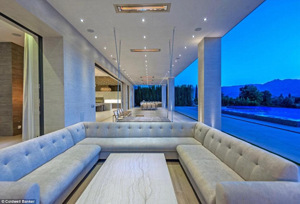 Cung điện 280 tỷ của gia đình Kardashian làm ai cũng choáng ngợp, nhưng danh tính người mua mới gây tò mò nhất! - Ảnh 1. Cung điện 280 tỷ của gia đình Kardashian làm ai cũng choáng ngợp, nhưng danh tính người mua mới gây tò mò nhất! - Ảnh 1.