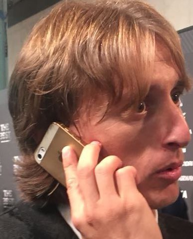 Dù kiếm hơn 27 tỷ/năm nhưng Luka Modric lại khiến fan sốc khi vẫn dùng iPhone 5S cũ trong lễ trao giải FIFA - Ảnh 2.