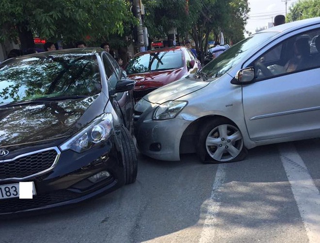 T&agrave;i xế &ocirc; t&ocirc; tho&aacute;t chết kh&oacute; tin khi bị xe kh&aacute;c nổ lốp, đ&acirc;m trực diện - Ảnh 5.