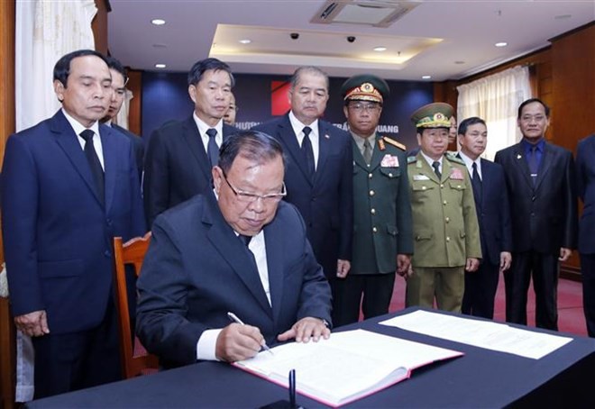 Quốc tang Chủ tịch nước Trần Đại Quang: Thủ tướng Hàn Quốc ghi sổ tang - Ảnh 7.