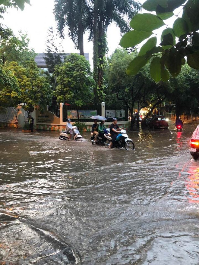 Mưa lớn cuối giờ chiều, nhiều tuyến phố Hà Nội ngập sâu trong nước - Ảnh 9.