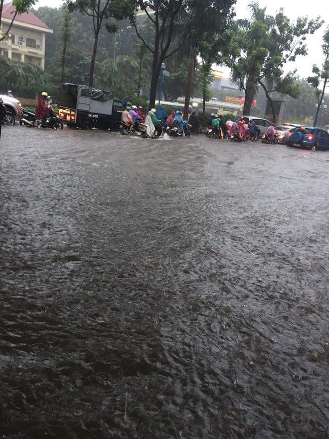 Mưa lớn cuối giờ chiều, nhiều tuyến phố Hà Nội ngập sâu trong nước - Ảnh 10.
