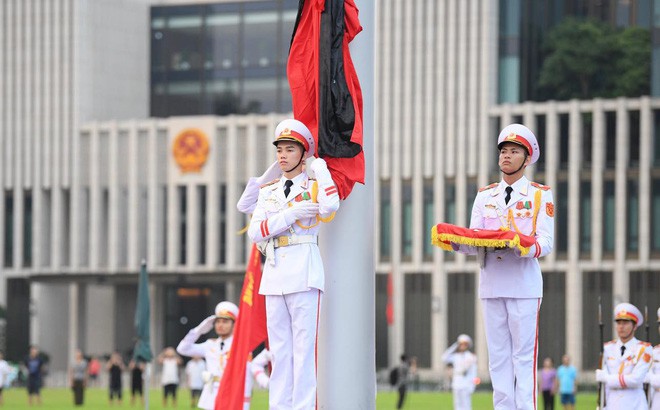 Khắp nơi treo cờ rủ Quốc tang Chủ tịch nước Trần Đại Quang - Ảnh 2.