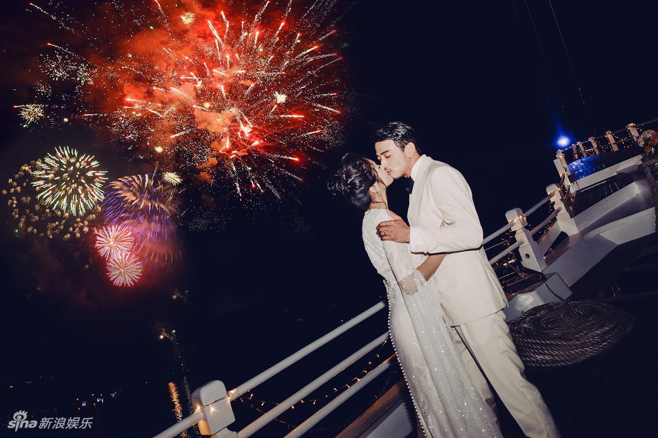 Đ&aacute;m cưới l&atilde;ng mạn v&agrave; ngọt ng&agrave;o của so&aacute;i ca Hoan Lạc Tụng với bạn g&aacute;i sau nhiều năm chung sống - Ảnh 2.