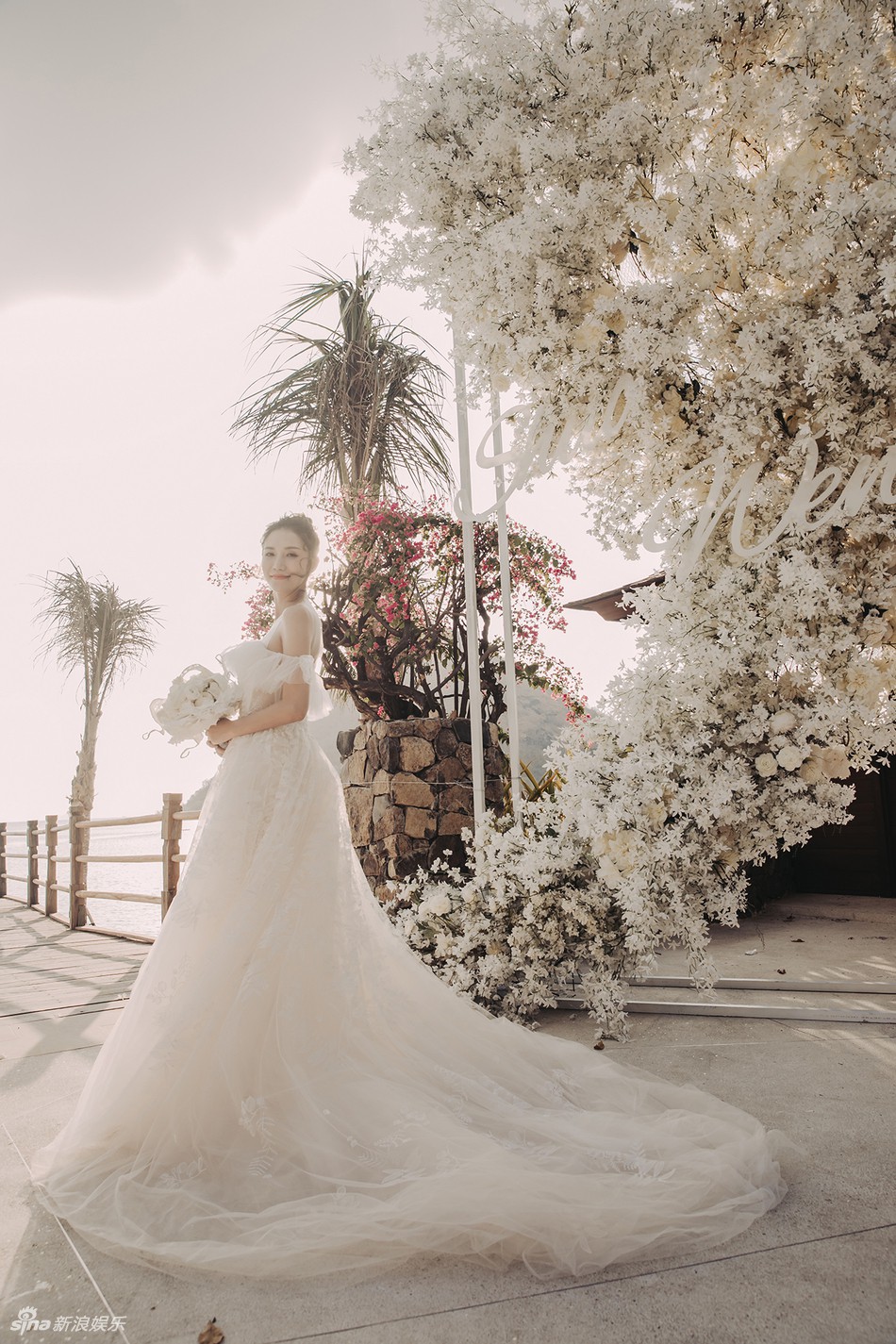 Đ&aacute;m cưới l&atilde;ng mạn v&agrave; ngọt ng&agrave;o của so&aacute;i ca Hoan Lạc Tụng với bạn g&aacute;i sau nhiều năm chung sống - Ảnh 11.