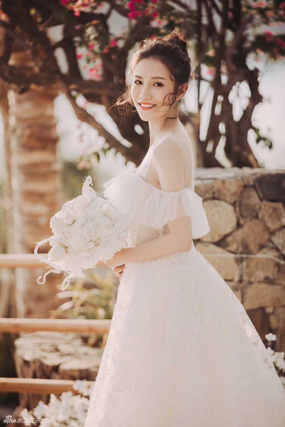 Đ&aacute;m cưới l&atilde;ng mạn v&agrave; ngọt ng&agrave;o của so&aacute;i ca Hoan Lạc Tụng với bạn g&aacute;i sau nhiều năm chung sống - Ảnh 12.