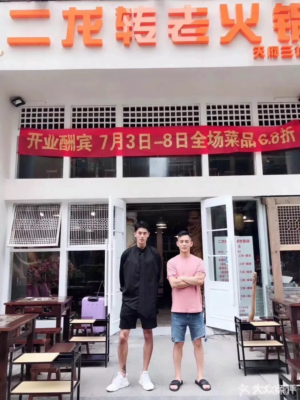 Chủ quán lẩu đẹp trai như nam thần khiến chị em xếp hàng đi ăn liền cả tuần chỉ để ngắm - Ảnh 4. Chủ quán lẩu đẹp trai như nam thần khiến chị em xếp hàng đi ăn liền cả tuần chỉ để ngắm - Ảnh 4.