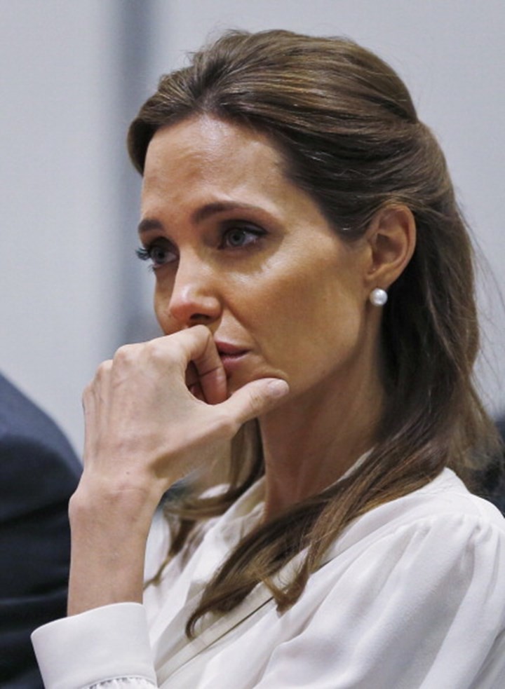 Rộ tin Angelina Jolie bỗng cầu xin quay lại với Brad Pitt vì sợ anh tái hợp Jennifer Aniston - Ảnh 1. Rộ tin Angelina Jolie bỗng cầu xin quay lại với Brad Pitt vì sợ anh tái hợp Jennifer Aniston - Ảnh 1.