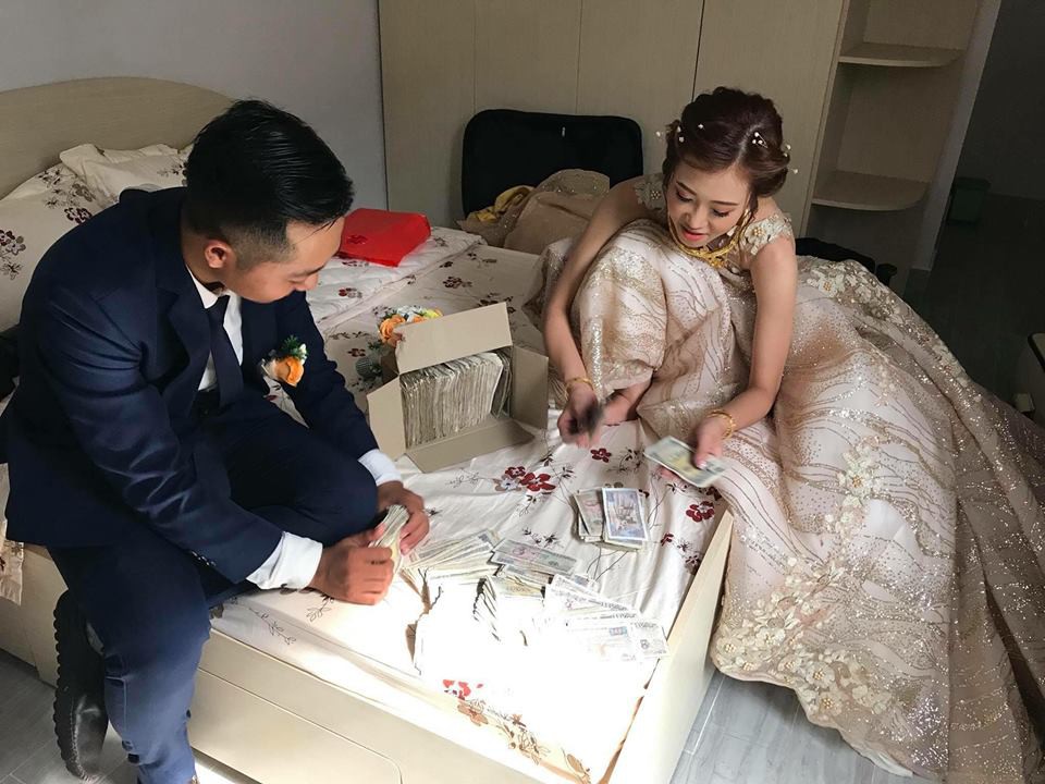 Đám bạn thân mừng cưới toàn tiền lẻ, cư dân mạng hiến kế để cô dâu chú rể không phí cả đêm tân hôn - Ảnh 1. Đám bạn thân mừng cưới toàn tiền lẻ, cư dân mạng hiến kế để cô dâu chú rể không phí cả đêm tân hôn - Ảnh 1.
