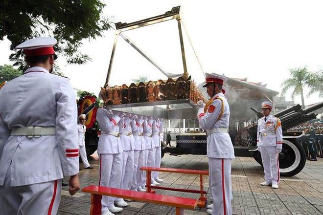 Xe tang đưa linh cữu Chủ tịch nước Trần Đại Quang về quê hương Ninh Bình - Ảnh 3.