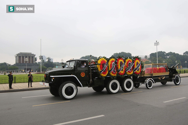 Xe tang đưa linh cữu Chủ tịch nước Trần Đại Quang về quê hương Ninh Bình - Ảnh 44.