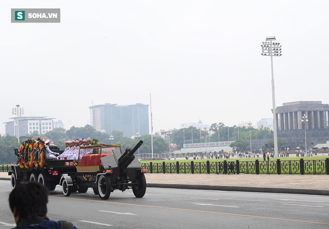 Xe tang đưa linh cữu Chủ tịch nước Trần Đại Quang về quê hương Ninh Bình - Ảnh 46.