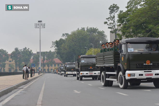 Xe tang đưa linh cữu Chủ tịch nước Trần Đại Quang về quê hương Ninh Bình - Ảnh 48.