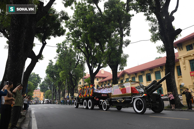 Xe tang đưa linh cữu Chủ tịch nước Trần Đại Quang về quê hương Ninh Bình - Ảnh 51.