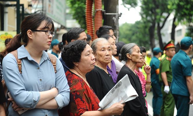Hình ảnh xúc động người dân tiễn đưa Chủ tịch nước Trần Đại Quang - Ảnh 2.