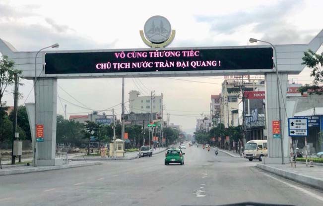 Xe tang đưa linh cữu Chủ tịch nước Trần Đại Quang về quê hương Ninh Bình - Ảnh 65.