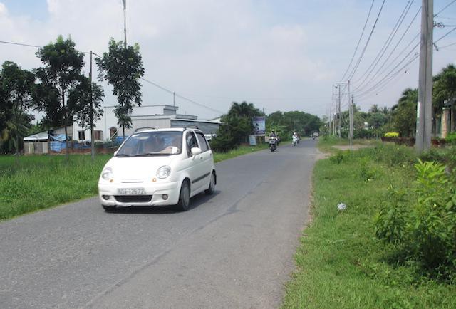 Cướp t&aacute;o tợn ở Vĩnh Long: Đạp ng&atilde; người đi đường cướp xe m&aacute;y l&uacute;c rạng s&aacute;ng - Ảnh 1.