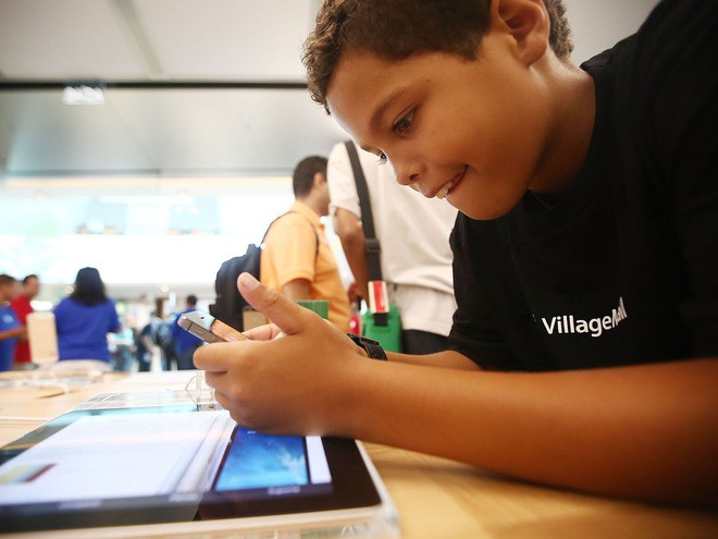 Những đứa trẻ chưa đầy 7 tuổi tìm ra cách hack tính năng giới hạn thời gian của Apple, chơi game trên iPhone mà không bị quản lý - Ảnh 1.