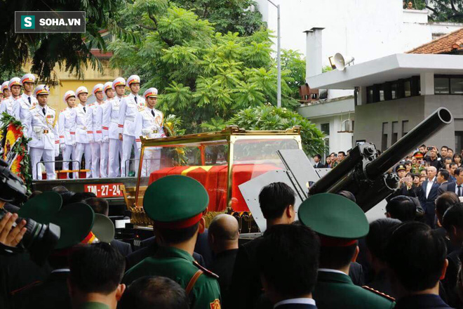 Xe tang đưa linh cữu Chủ tịch nước Trần Đại Quang về quê hương Ninh Bình - Ảnh 31.