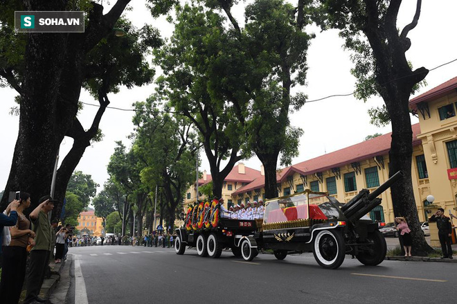 Hành trình linh xa đưa Chủ tịch nước Trần Đại Quang qua các ngõ phố Hà Nội để về quê nhà - Ảnh 21.